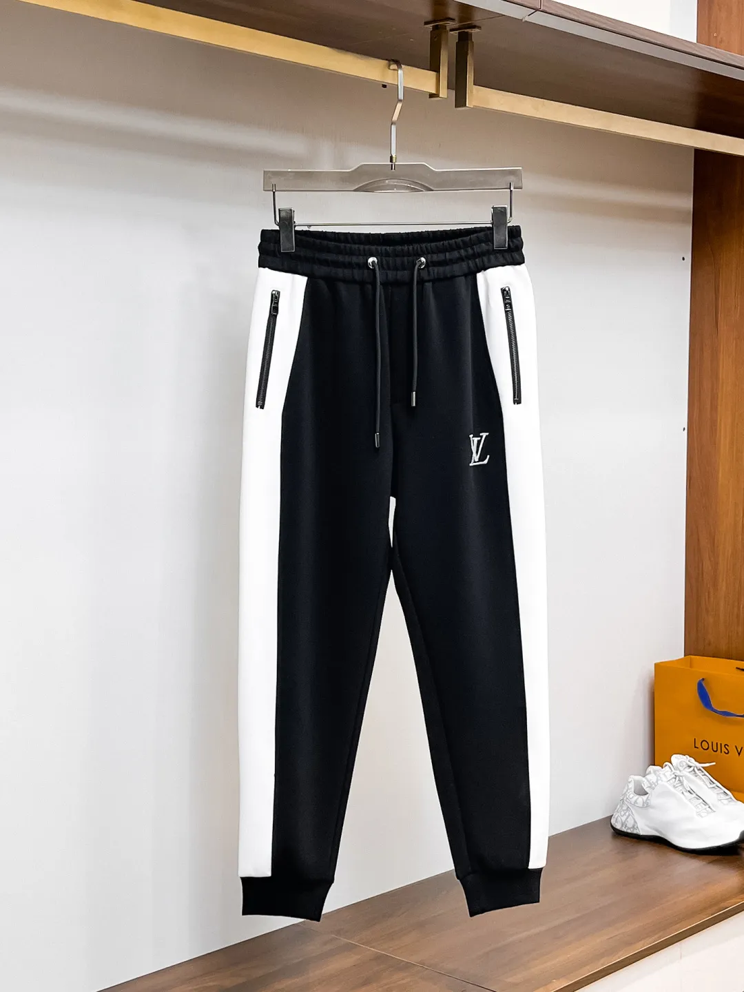 🅿️720 LV 2025 autumn and winter new counter casual suit of the same style, breathable, comfortable and casual! Full of high-end feel! The details are exquisite and high-end, and the workmanship is impeccable! The original high-end fabric is very high-end! The fabric is crisp, anti-wrinkle and wear-resistant, warm, neat and stylish. Everyone must buy a set this autumn and winter. They must look cool and handsome when wearing it. We specially recommend the size M-3XLC30